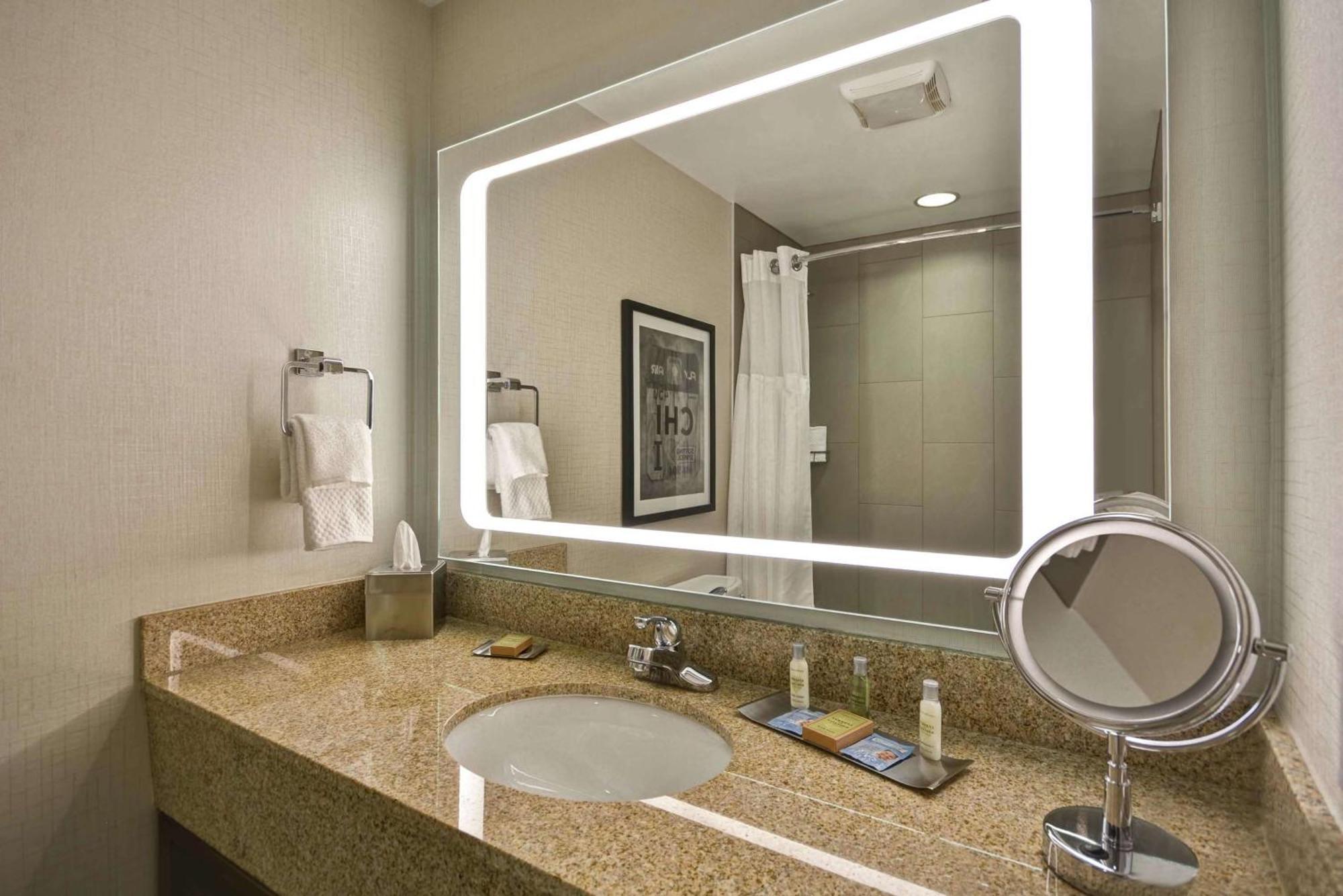 Doubletree By Hilton Chicago Midway Airport, Il Hotel Bedford Park Bagian luar foto